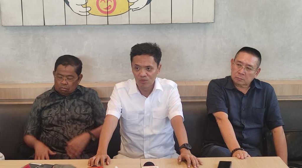 Deputy Chairman of Gerindra Party Habiburokhman (center), in Jakarta, Thursday (9/11/2023).