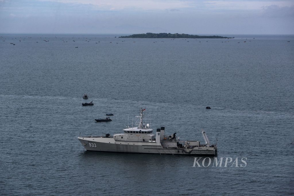 KRI Rigel 933 membuang sauh di perairan kawasan Pulau Lancang Kecil dan Pulau Laki, Kepulauan Seribu, untuk mencari pesawat Sriwijaya Air yang diperkirakan jatuh di kawasan tersebut, Minggu (10/1/2021).