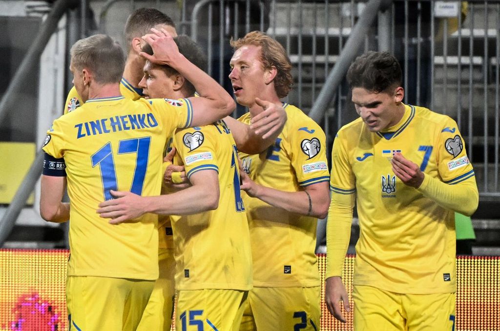 Ukrainian players celebrate after the second goal in the European Cup qualifying play-off final between Ukraine and Iceland at Wroclaw Stadium, Poland, Wednesday (27/3/2024). Ukraine won 2-1 and qualified for the 2024 European Cup finals.