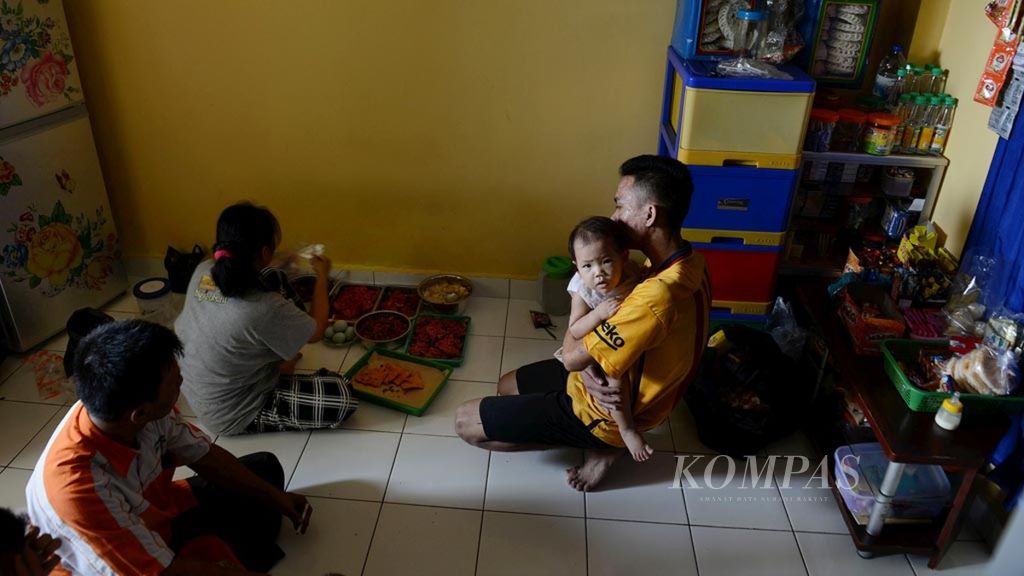 Penghuni rumah susun melayani warga lain yang membeli makanan di Rusunawa Tambora, Jakarta Barat, sebelum dibawa ke kios makanan, Senin (7/8/2017). 