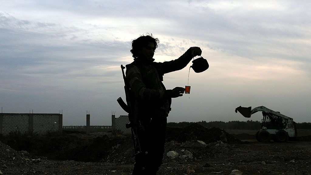 Seorang anggota milisi Tentara Pembebasan Suriah (FSA) menuangkan teh di area yang dikuasai pasukan oposisi di kota Dael, Suriah, Jumat (22/12). 