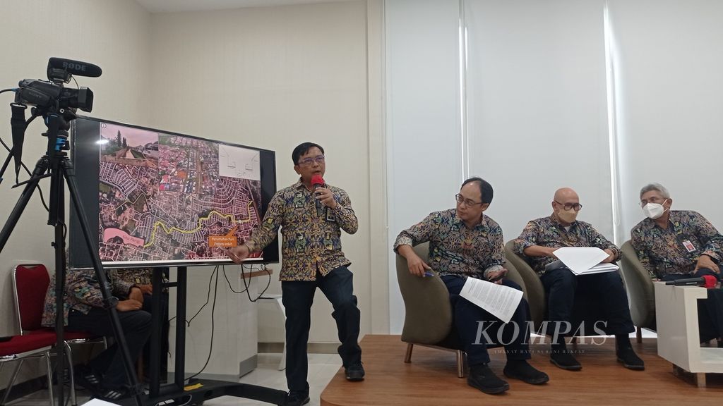 Kepala Balai Besar Wilayah Sungai Ciliwung Cisadane Bambang Heri Mulyono menjelaskan mitigasi banjir di Jalan Tol BSD, Kota Tangerang Selatan, Rabu (5/10/2022).