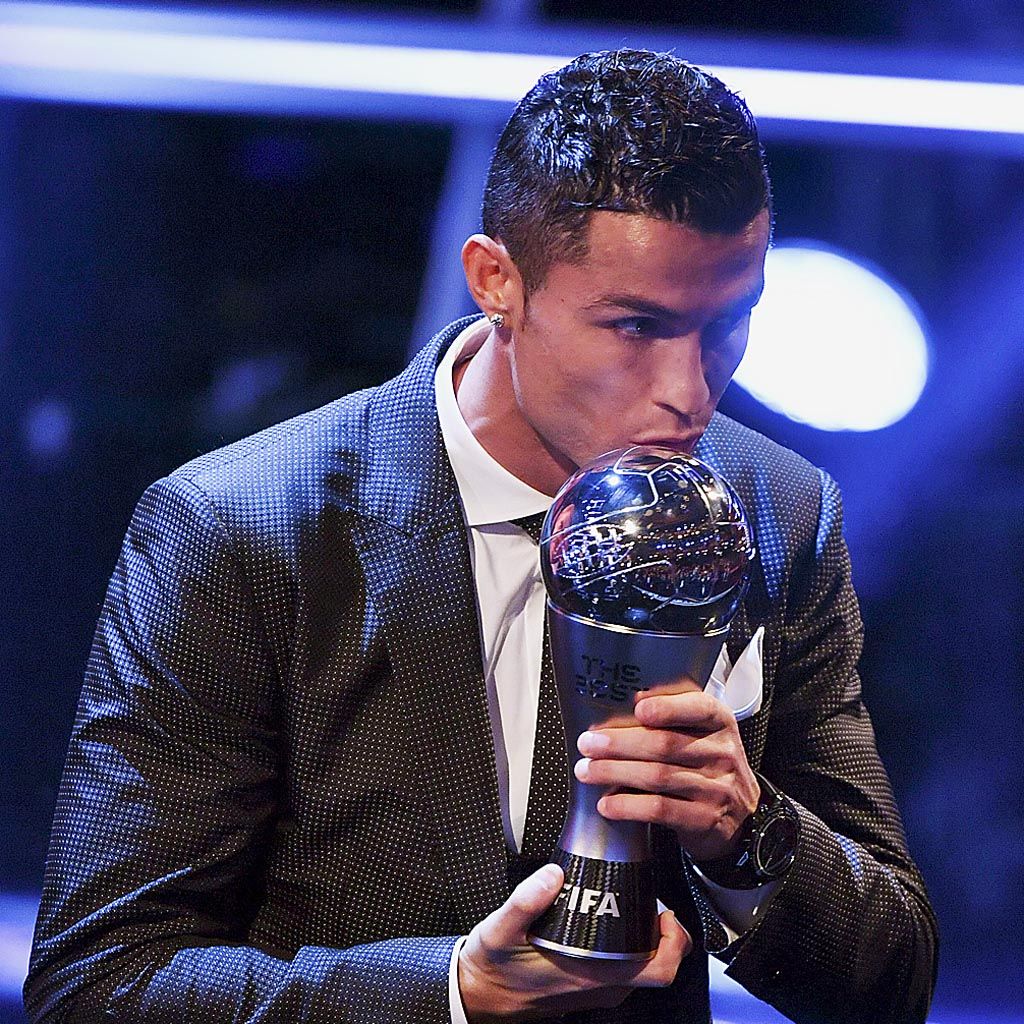 Penyerang  di klub Real Madrid dan tim nasional  Portugal, Cristiano Ronaldo, mencium trofi penghargaan pemain terbaik dunia FIFA  2017 yang diterimanya pada Senin (23/10) malam di  London, Inggris.