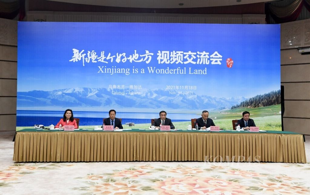 Para perwakilan pemerintah daerah Provinsi Xinjiang dalam jumpa pers bertajuk Xinjiang is A Good Place” yang difasilitasi oleh Kedutaan Besar China di Jakarta pada Kamis (18/11/2021).