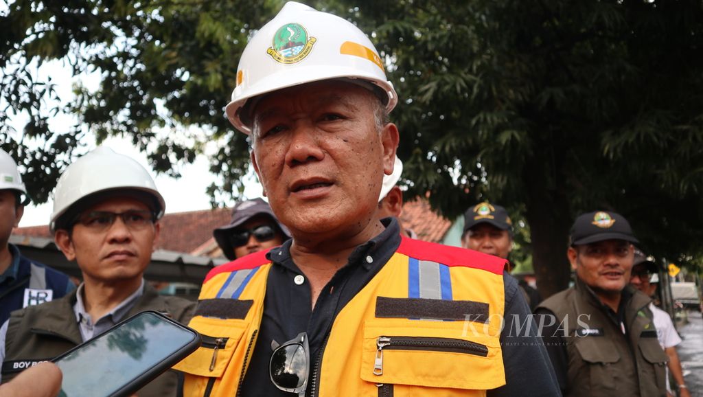 Kepala Dinas Bina Marga dan Penataan Ruang Jawa Barat Bambang Tirtoyuliono  di Kabupaten Cirebon, Jawa Barat, Minggu (2/4/2023). 