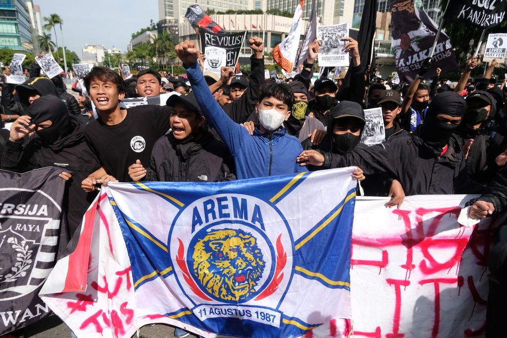 Massa melakukan unjuk rasa di Kawasan Bundaran Hotel Indonesia, Jakarta, Minggu (30/10/2022). Ratusan suporter melakukan aksi unjuk rasa menuntut pihak terkait untuk mengusut tuntas tragedi yang terjadi di Stadion Kanjuruhan, Malang. Massa aksi juga menuntut segera dilaksanakannya Kongres Luar Biasa PSSI. 