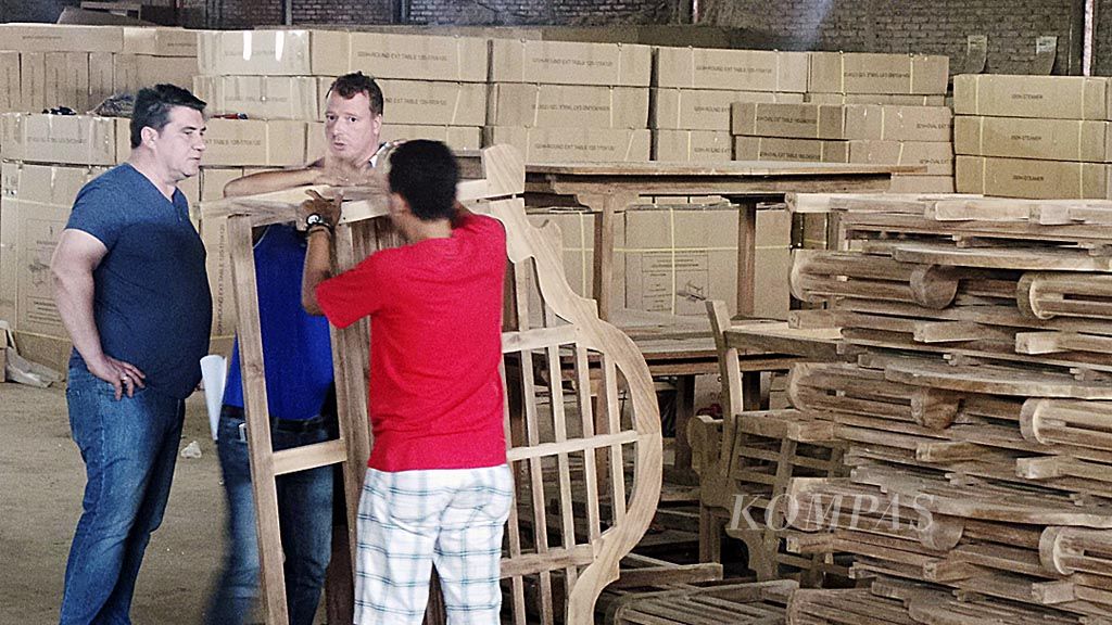Warga negara Jerman melihat-lihat mebel di gudang PT President Furniture di Kabupaten Jepara, Jawa Tengah, Selasa (21/3). Saat ini banyak penanaman modal asing di sentra kerajinan mebel Jepara sehingga memukul usaha  perajin setempat.