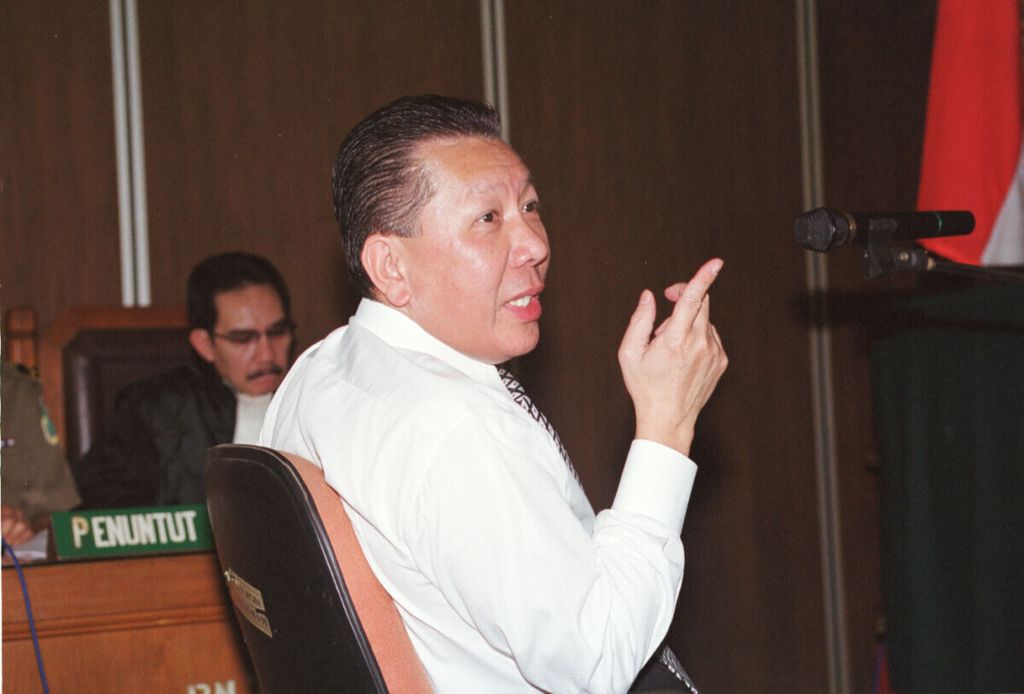 Terdakwa dalam kasus Bank Bali, Joko Soegiarto Tjandra, berbicara dengan penasihat hukumnya (tak terlihat) saat tuntutan pidana dibacakan jaksa penuntut umum Antasari Azhar di Pengadilan Negeri Jakarta Selatan, Senin (31/7). Joko dituntut hukuman 18 bulan penjara. Dimuat (1/8).