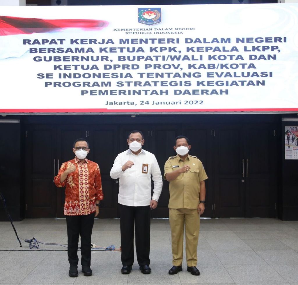 Menteri Dalam Negeri Tito Karnavian (kanan) bersama Kepala LKPP Azwar Anas dan Ketua KPK Firli Bahuri memberikan pengarahan kepada kepala daerah dan ketua DPRD seluruh Indonesia, secara virtual di Gedung Kemendagri, Jakarta, Senin (24/1/2022).