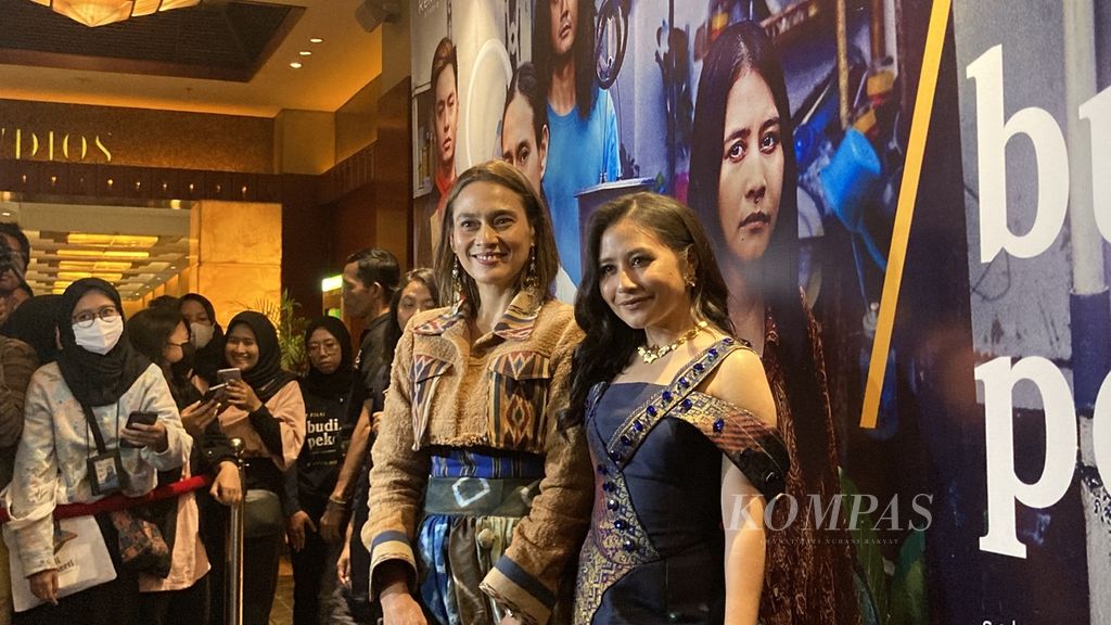 Actresses Prilly Latuconsina (right) and Sha Ine Febriyanti (center) attend a limited screening of the film <i>Budi Pekerti</i> for journalists at Plaza Senayan, Jakarta, Monday (30/10/2023). This film was first screened in early September 2023 at the Toronto International Film Festival (TIFF) which took place in Toronto, Canada. After being screened in several cities and countries, the film by director and screenwriter Wregas Bhanuteja will be shown in Indonesian cinemas starting November 2 2023. To date, <i>Budi Pekerti</i> has received 17 nominations at the Indonesian Film Festival ( FFI) 2023.