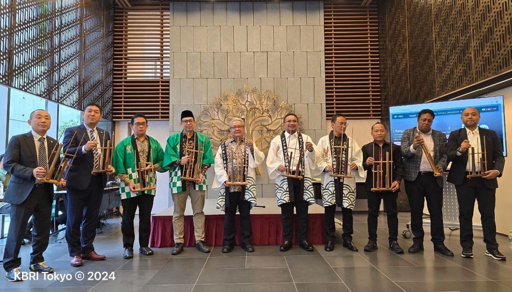 Duta Besar Indonesia untuk Jepang dan Federasi Mikronesia Heri Akhmadi (kelima dari kiri) dan Menteri Agama Yaqut Cholil Qoumas meluncurkan Halal International Trust Organisation di Tokyo, 29 September 2024.