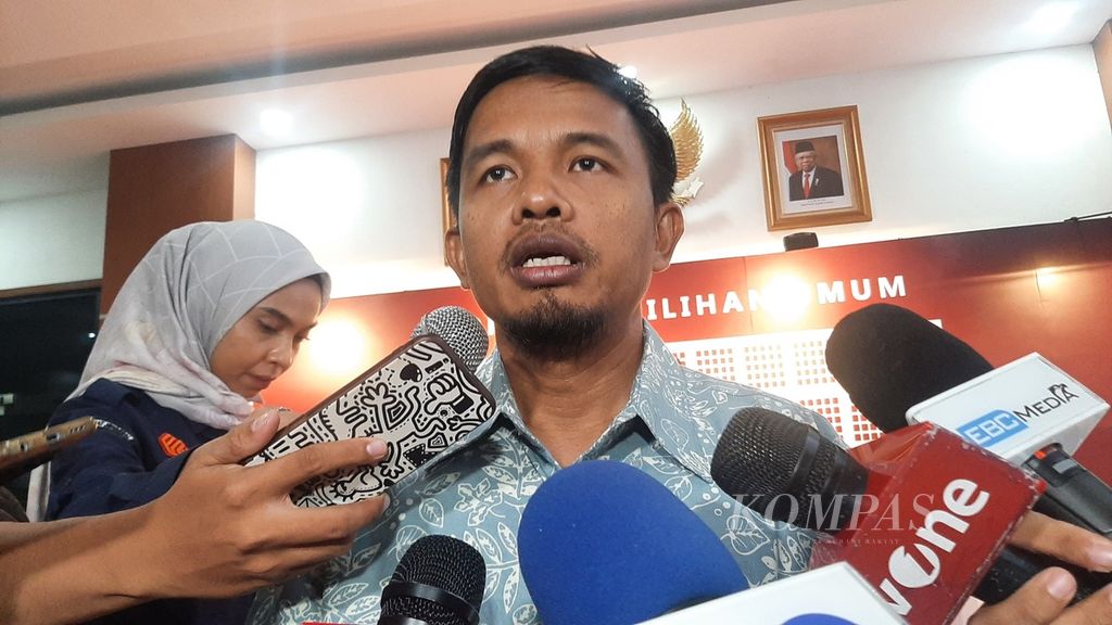 Anggota KPU, Idham Holik, saat diwawancarai wartawan di kantor KPU, Jakarta, Selasa (2/5/2023).