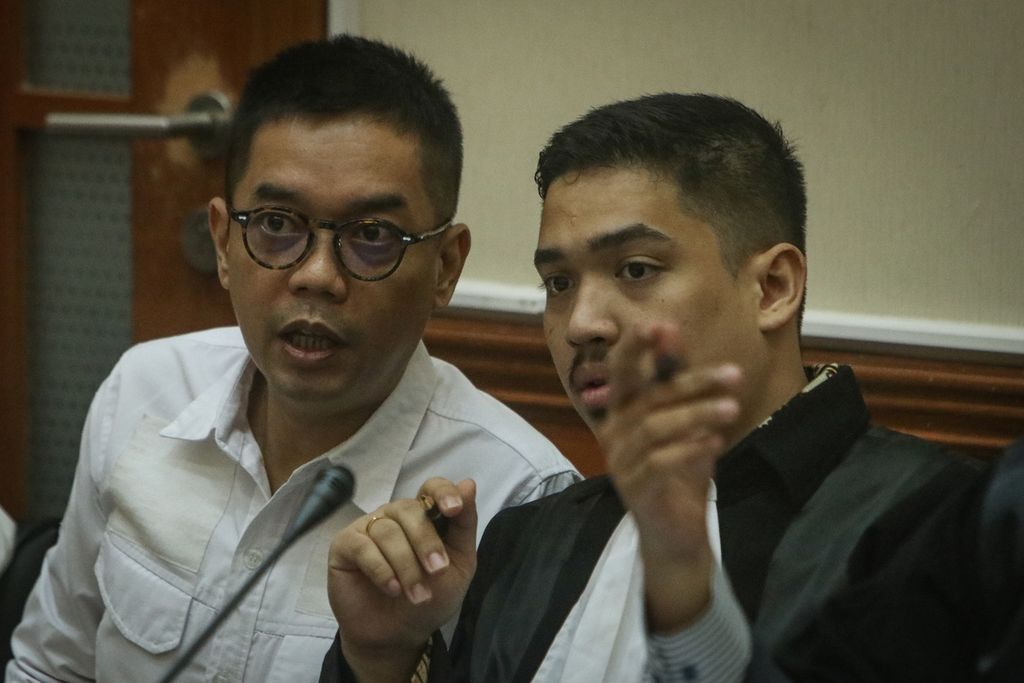 Ajun Komisaris Besar Dody Prawiranegara (kiri) berbincang dengan kuasa hukumnya saat persidangan di Pengadilan Negeri Jakarta Barat, Rabu (8/2/2023). 