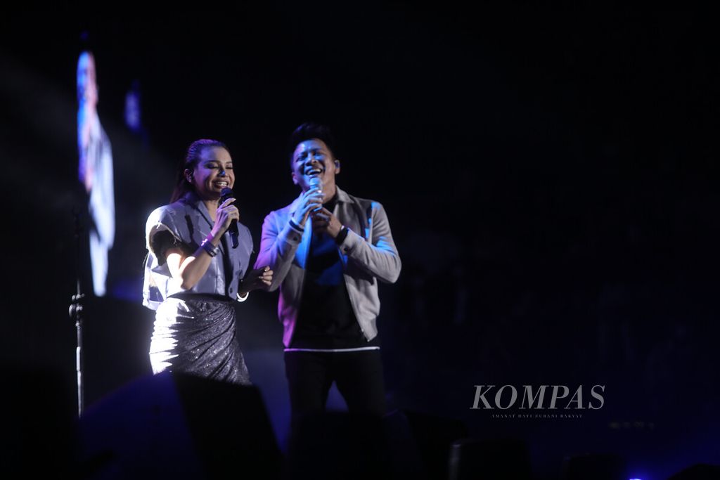 Penyanyi Rossa membawakan lagu dalam konser bertajuk "Rossa 25 Shinning Years Concert" yang digelar di Istora Senayan, Jakarta, Jumat (27/5/2022). 
