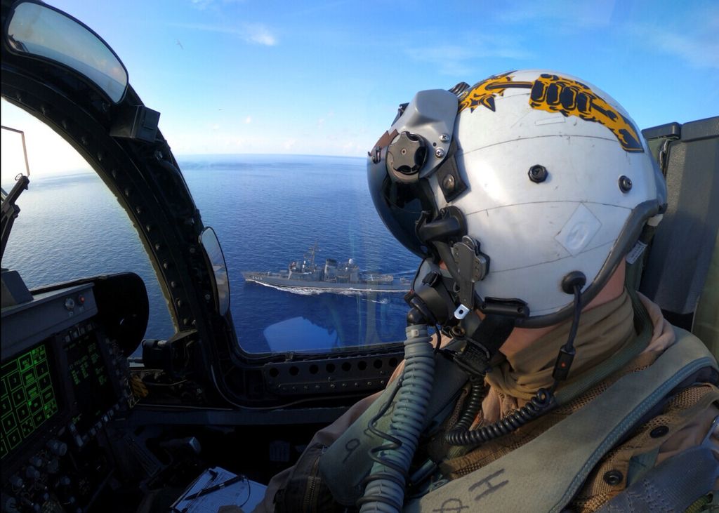 Komodor Angkatan Laut AS Joseph ”CAPS” Hubley melakukan latihan melintasi di atas kapal F/A-18E Super Hornet milik Angkatan Beladiri Maritim Jepang di Laut China Selatan, 7 Juli 2020. 