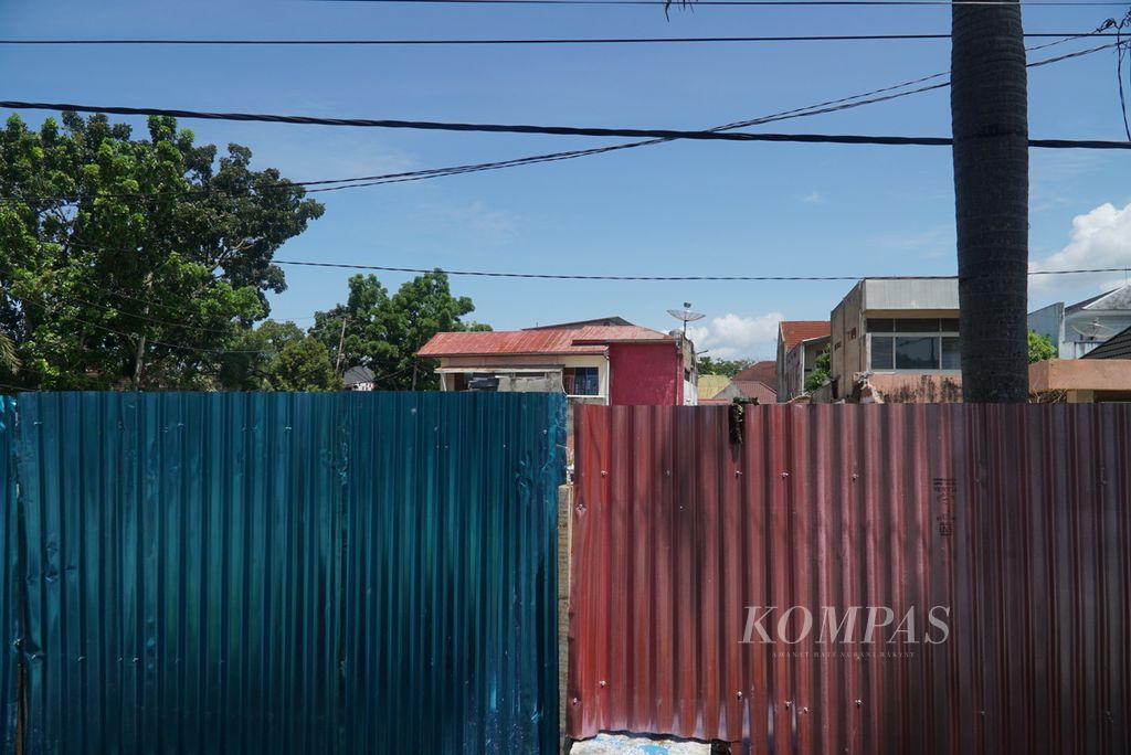 Lahan tempat cagar budaya Rumah Ema Idham yang dibongkar pemiliknya sekitar tiga pekan lalu di Jalan Ahmad Yani, Kota Padang, Sumatera Barat, Selasa (14/2/2023), ditutup dengan pagar seng.