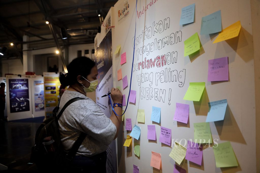 Visitors wrote impression messages at one of the exhibition booths at the Belajaraya 2023 event in Pos Bloc Jakarta on Saturday (29/7/2023). The education network Semua Murid Semua Guru held the Belajaraya 2023 event, which brought together hundreds of educational activists in Indonesia.