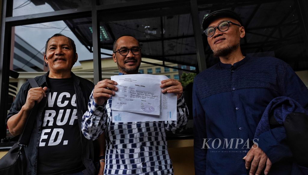 Mantan pimpinan KPK, yaitu Saut Situmorang, Abraham Samad, dan Muhammad Jasin, yang mewakili Koalisi Masyarakat Sipil Anti-Korupsi menunjukkan tanda terima penyerahan surat yang ditujukan kepada Kapolri Jenderal (Pol) Listyo Sigit Prabowo di Mabes Polri, Jumat (1/3/2024). 