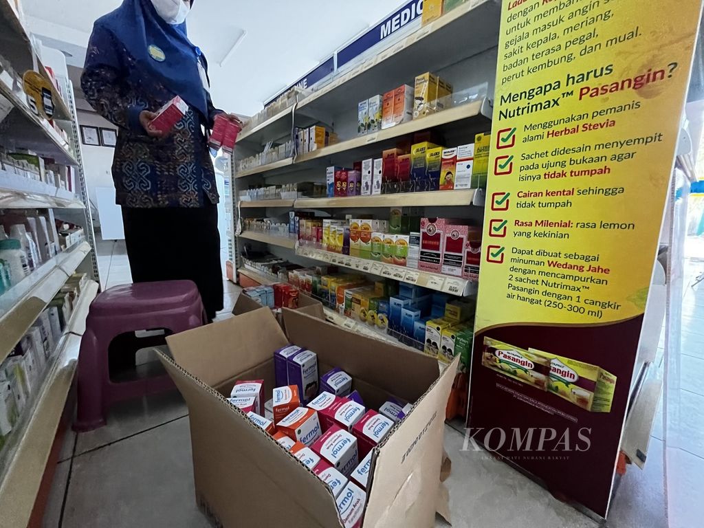 Petugas menurunkan obat sirop dari etalase di sebuah apotek di Kendari, Sulawesi Tenggara, Rabu (19/10/2022). 
