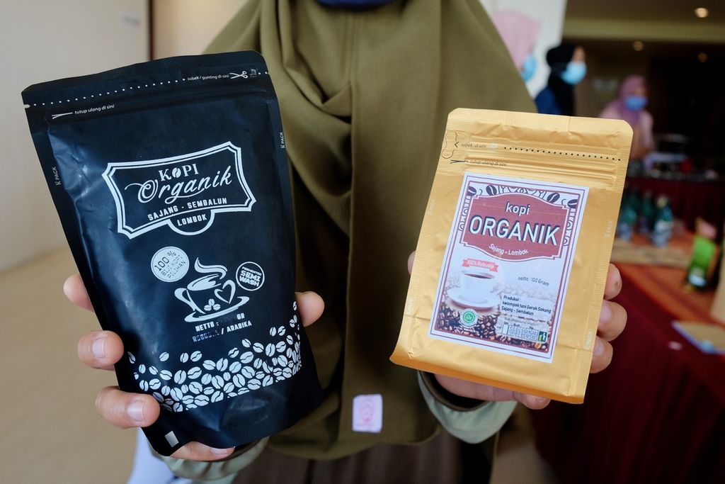 Produk kopi Sajang, Sembalun, Lombok Timur ditampilkan Temu Bisnis Produk Unggul UMKM Hasil Pembinaan Pendampingan Ekonomi Masyarakat Terdampak Gempa Bumi di Mataram, Nusa Tenggara Barat, Kamis (23/7/2020). 