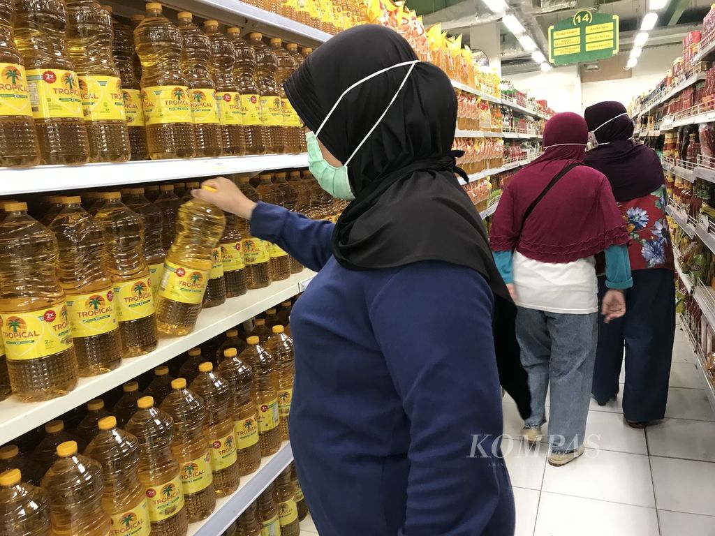 Rak penuh berisi minyak goreng kemasan premium di sebuah pusat perbelanjaan di Pondok Bambu, Duren Sawit, Jakarta Timur, Senin (21/3/2022). Kenaikan harga minyak goreng cukup menekan daya beli masyarakat. 