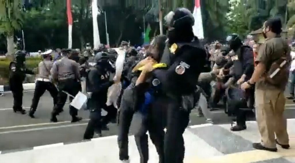 Tangkapan layar dari video berisi tindak kekerasan yang dilakukan anggota polisi terhadap seorang mahasiswa MFA (21) di Kabupaten Tangerang, Banten, yang terjadi pada Rabu (13/10/2021). Video ini telah beredar luas di media sosial.