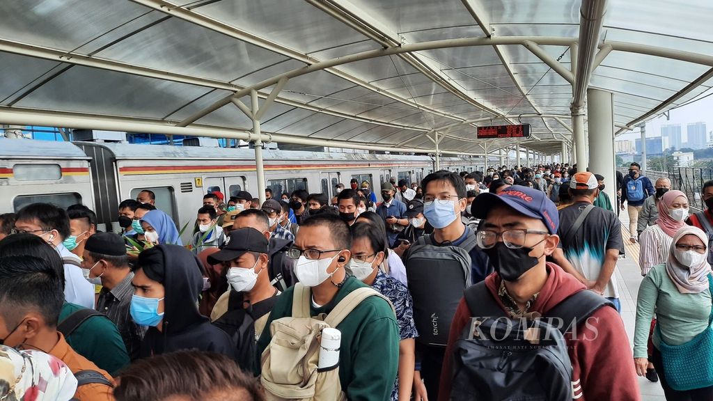 Commuter train passengers from Bekasi get off to change platforms at Manggarai Station, Monday (30/5/2022). The use of masks in public transportation is important to prevent the transmission of Covid-19..