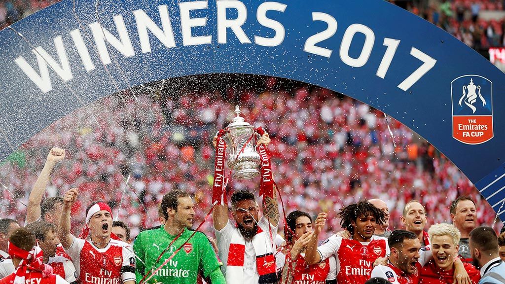 Para pemain  Arsenal merayakan gelar Piala FA seusai mengalahkan Chelsea, 2-1, pada laga final di Stadion Wembley, London, Minggu (28/5) dini hari WIB. 