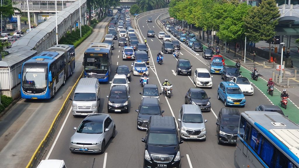 Kemacetan di Jalan Sudirman, Semanggi, Jakarta pada hari pertama kerja setelah libur Lebaran pada Selasa (5/2/2023) pukul 07.30.