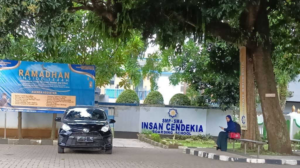 Salah satu keluarga menunggu di SMP-SMA Insan Cendekia Boarding School, Sentul, Kabupaten Bogor, Jawa Barat, Selasa (4/4/2023). Pada 18 Februari diduga telah terjadi dugaan kasus pencurian berujung pemukulan kepada seorang siswa.