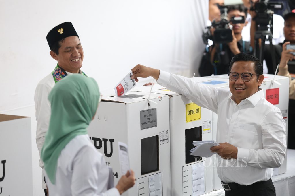 Calon wakil presiden nomor urut 1 Muhaimin Iskandar menggunakan hak suaranya di TPS 023, Jalan Kemang Raya, Jakarta, Rabu (14/2/2024). 