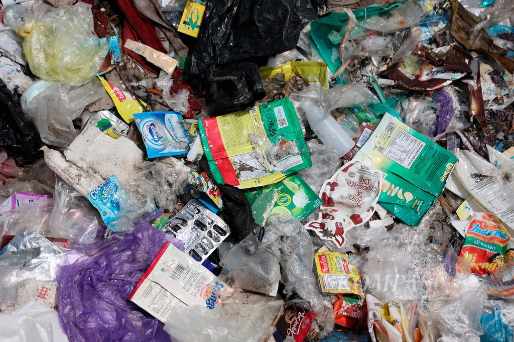 Kemasan plastik dari berbagai produk sebagai penyumbang sampah terbesar di wilayah pesisir Utara, Kota Semarang, Jawa Tengah, Jumat (18/11/2022). 