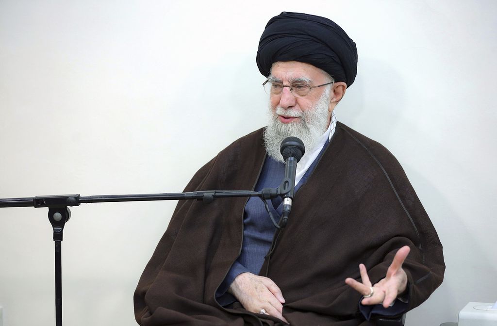 Pemimpin Tertinggi Iran Ayatollah Ali Khamenei berbicara di hadapan para pejabat senior militer Iran di Teheran, Iran, Minggu (21/4/2024). 