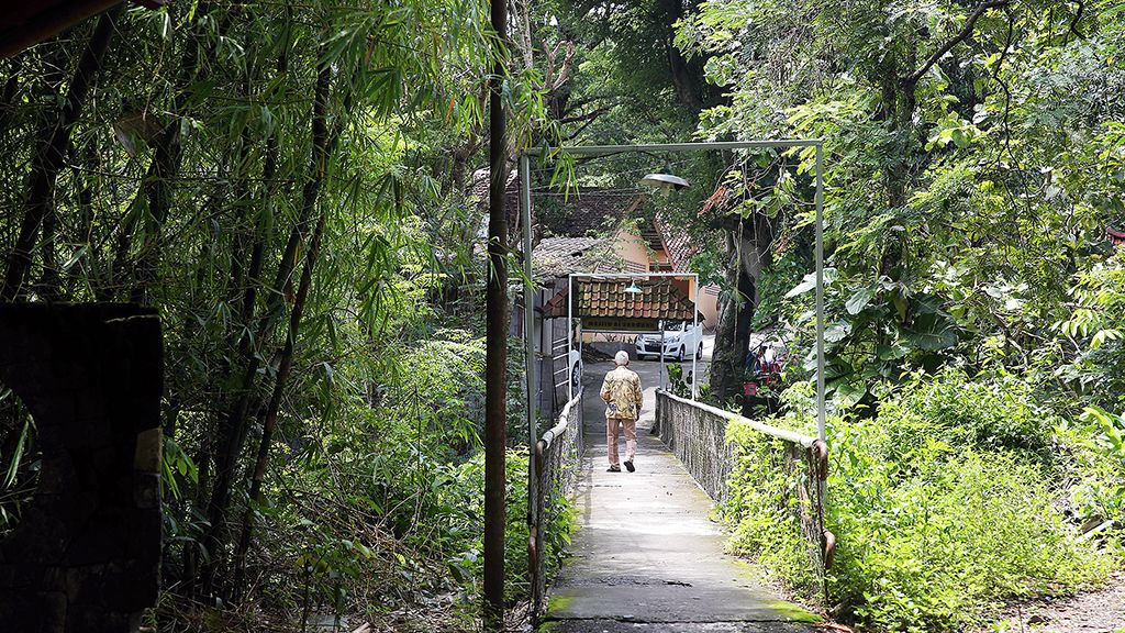 Jembatan kecil yang menghubungkan dua kampung di samping padepokan