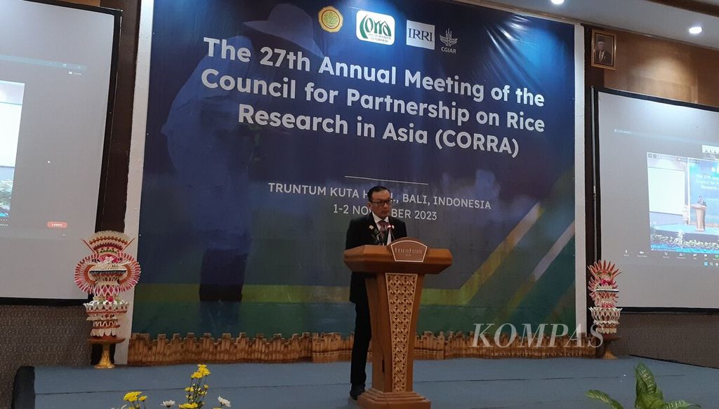 Sekretaris Badan Standardisasi Instrumen Pertanian (BSIP) Haris Syahbuddin memberikan sambutan dalam acara pembukaan Pertemuan Ke-27 Council for Partnership on Rice Research in Asia (CORRA), di Kuta, Badung, Bali, Rabu (1/11/2023).