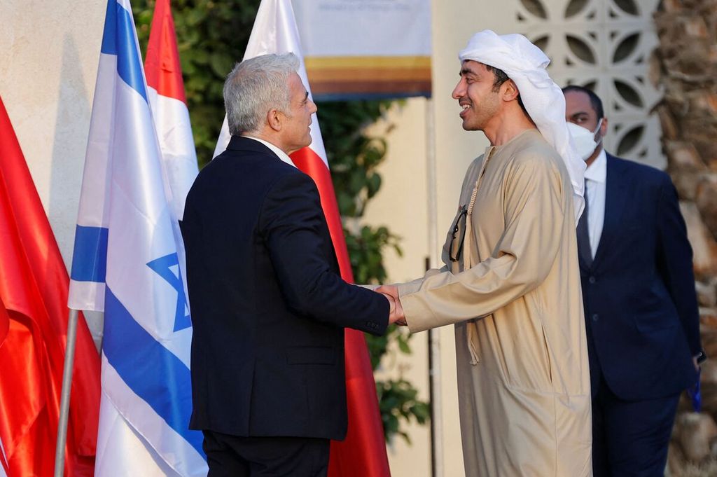 Menteri Luar Negeri Israel Yair Lapid  menyambut hangat Menteri Luar Negeri Uni Emirat Arab, Sheikh Abdullah bin Zayed al-Nahyan saat ia tiba dalam pertemuan Tingkat Tinggi Negev di Sde Boker pada Minggu (27/3/2022).