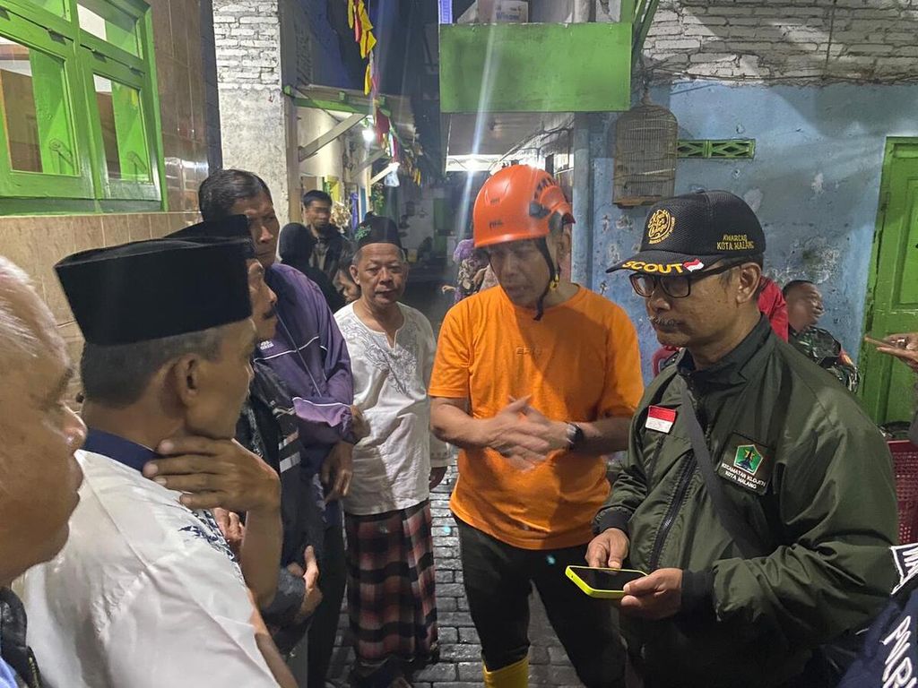 BPBD Kota Malang dan petugas terkait berkoordinasi dengan Suyono, pemilik rumah yang tertimpa tembok rubuh, setelah terjadi hujan deras di Kota Malang, Jawa Timur,  Sabtu (25/11/2023).