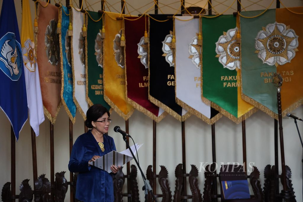 Rektor Universitas Gadjah Mada (UGM) Ova Emilia menyampaikan pidato setelah dilantik sebagai rektor masa bakti 2022-2027 di Balai Senat Universitas Gadjah Mada, Yogyakarta, Jumat (27/5/2022). 