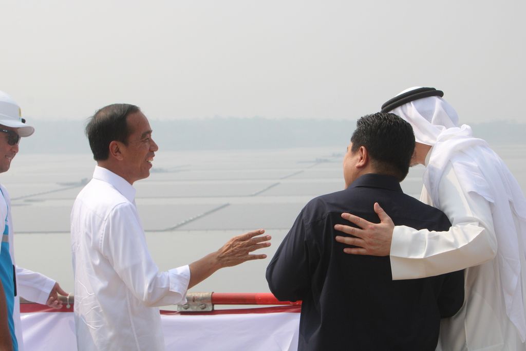 Presiden Joko Widodo bercengkerama dengan Menteri BUMN Erick Thohir dan perwakilan dari Uni Emirat Arab di sela peresmian Pembangkit Listrik Tenaga Surya Terapung Cirata, Jawa Barat, Kamis (9/11/2023). Pembangkit energi bersih ini berada di Waduk Cirata yang berada di antara Kabupaten Purwakarta, Cianjur, dan Bandung Barat.