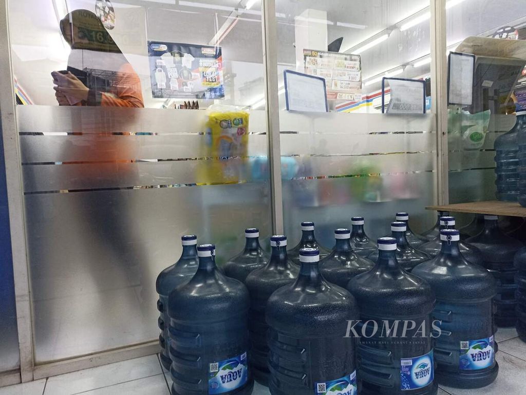 Drinking water in gallons is sold at a mini market in Medan, North Sumatra, on Tuesday (13/9/2022).