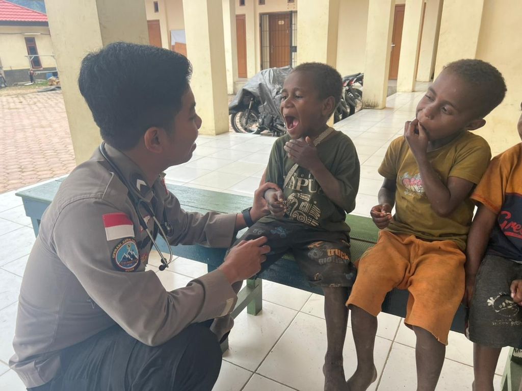 Tim medis dari Binmas Noken Damai Operasi Cartenz memeriksa kondisi kesehatan anak-anak di Kabupaten Dogiyai, Papua, Minggu (16/10/2022).