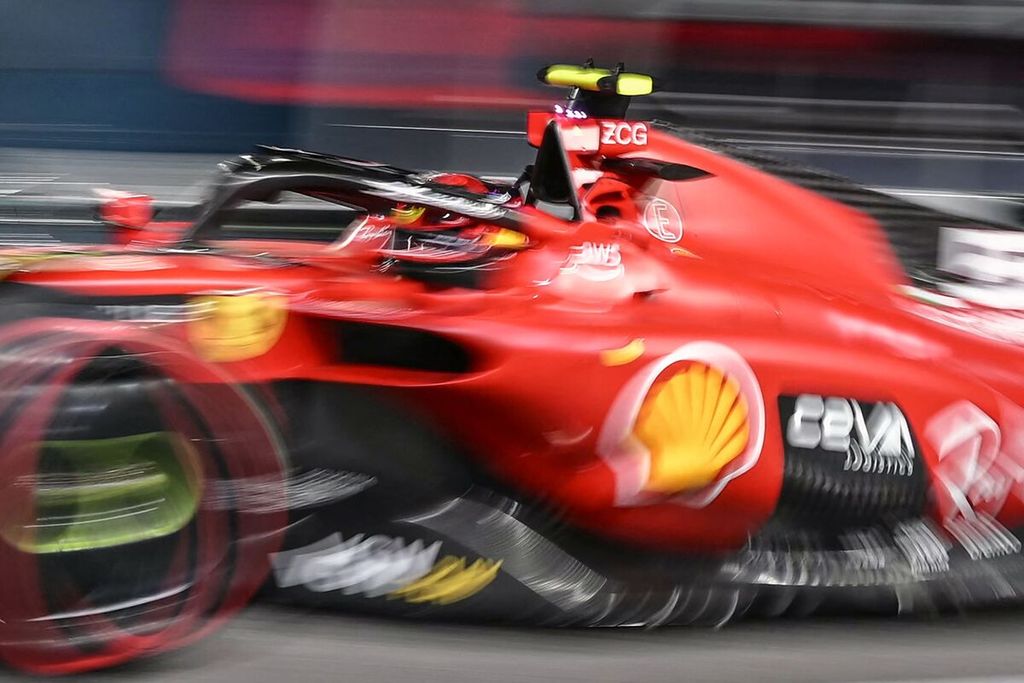 Pebalap Ferrari, Carlos Sainz Jr, memacu mobilnya pada sesi latihan bebas kedua balap Formula 1 seri Singapura di Marina Bay, Jumat (15/9/2023). Performa Ferrari di Marina Bay membuka harapan tim itu untuk meraih kemenangan perdana musim ini.
