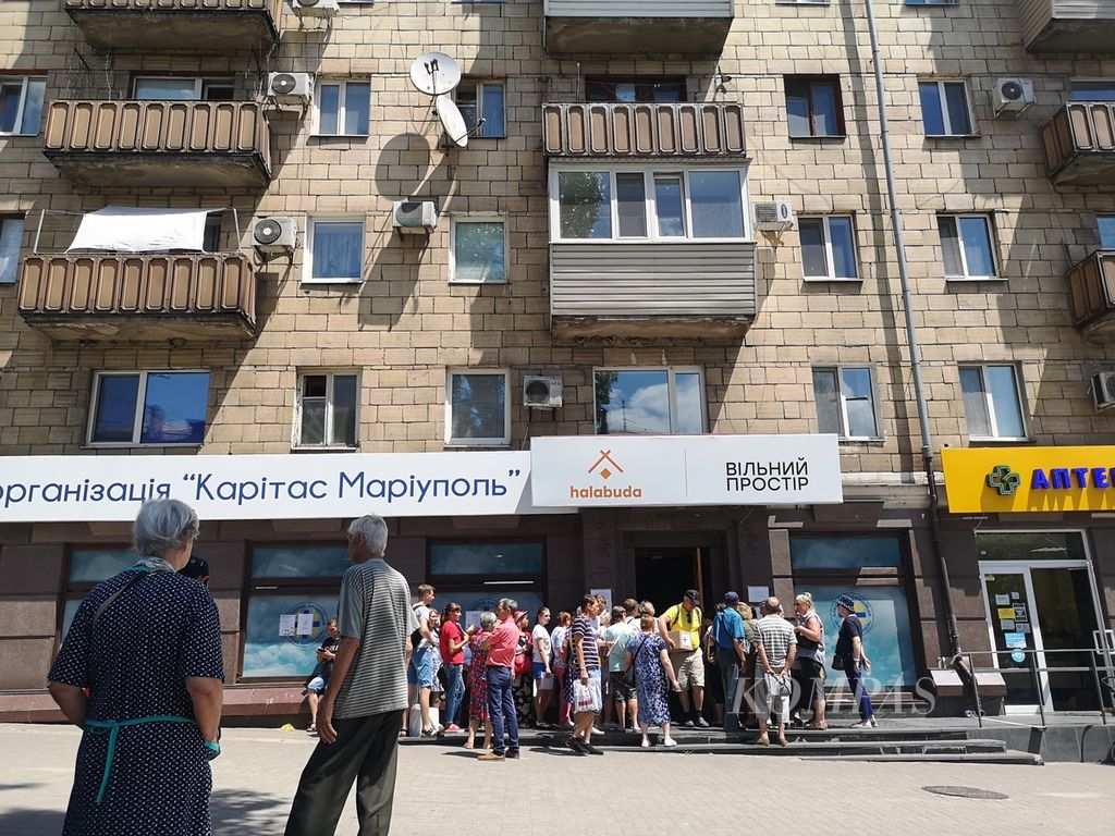 Pengungsi mengantre untuk mendapatkan bantuan dari organisasi Charitas Mariupol di Zaporizhia, sekitar 650 kilometer tenggara Kyiv, Ukraina, Selasa (21/6/2022). 