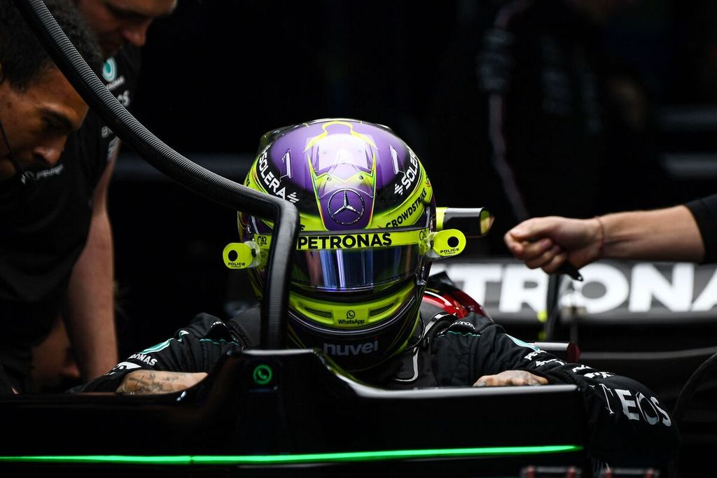 Pebalap tim Mercedes, Lewis Hamilton, keluar dari mobilnya pada sesi latihan kedua F1 seri Jepang di Sirkuit Suzuka, Jumat (5/4/2024).