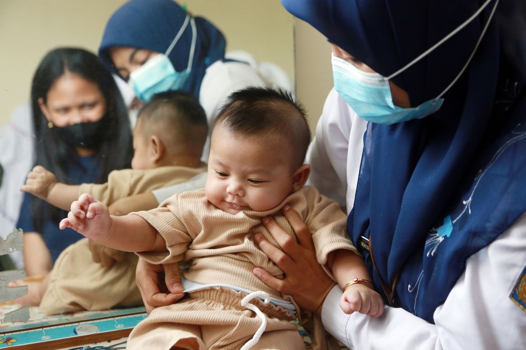 Dokter memeriksa pertumbuhan anak balita sebelum diberikan vaksin polio di Puskesmas Gambir, Jakarta Pusat, Rabu (7/12/2022). Pemberian vaksin polio suntik sebanyak dua kali dilakukan secara bertahap. 