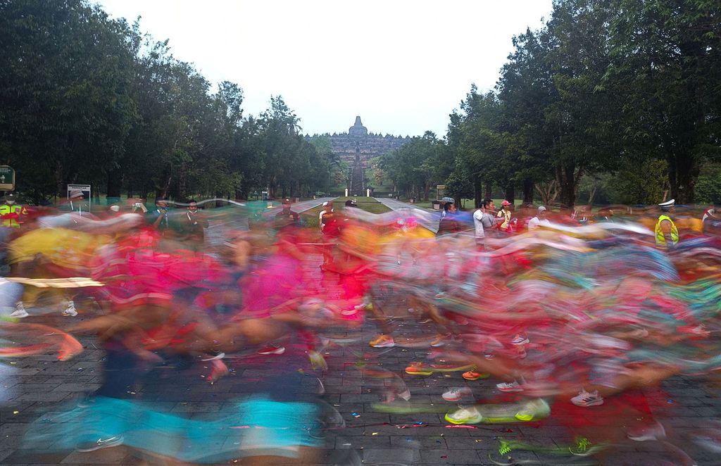 Para pelari Tilik Candi di Borobudur Marathon 2022 Powered by Bank Jateng melaju meninggalkan garis start di Taman Lumbini, dengan latar Candi Borobudur, Magelang, Jawa Tengah, Minggu (12/11/2022). Sebanyak 4.552 orang mengikuti lomba lari dengan jarak 21,097 kilometer atau separuh maraton. 