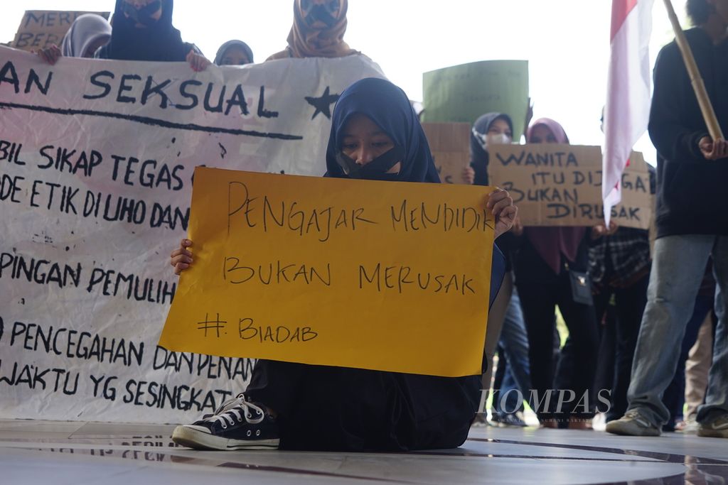 Massa dari Aliansi Anti Kekerasan Seksual menggelar aksi damai di Rektorat Universitas Halu Oleo, Kendari, Sulawesi Tenggara, Jumat (29/7/2022).