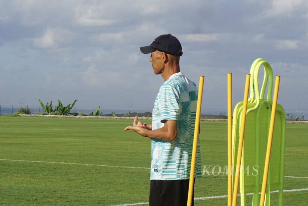 The coach of the Indonesian U-17 women's team, Satoru Mochizuki, monitored his foster children's training at the Bali United Training Center in Sukawati, Gianyar, Bali, on Sunday (5/4/2024).