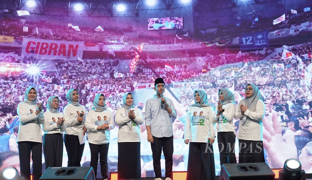 Calon wakil presiden Gibran Rakabuming Raka saat memberi sambutan di acara Deklarasi Pergerakan Perempuan Muda Nahdliyin (Perdana) Mendukung Prabowo-Gibran untuk Indonesia Maju di Hotel Grand Sahid Jaya, Jakarta, Rabu (6/12/2023). 