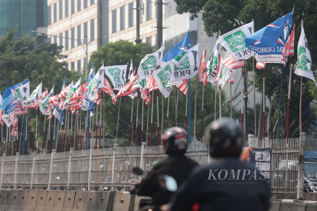 Bendera partai politik peserta Pemilu 2024 menyesaki pagar pembatas jalan di kawasan Mampang Prapatan, Jakarta Selatan, Kamis (13/7/2023). 
